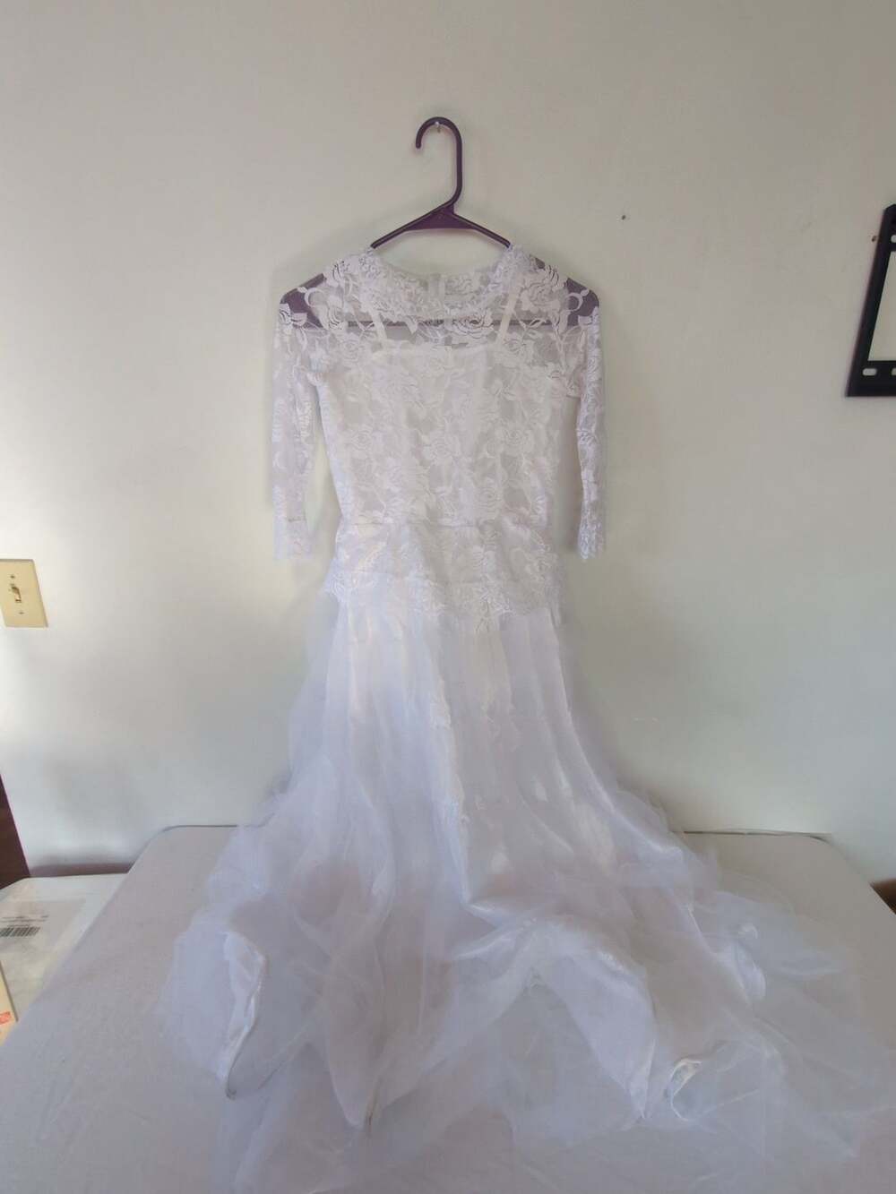 Dress Up America White Lace Long Sleeve Wedding Dress Size Medium